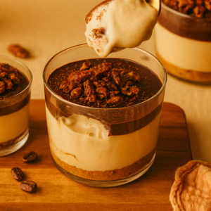 Tiramisú pod con mascarpone proteico, ganache y crocanti de pecanas