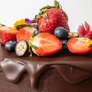 Mini choco cake con frutos rojos y crocanti de pistacho (Tarta entera)
